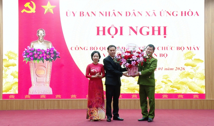 UBND XÃ ỨNG HÒA TỔ CHỨC CÔNG BỐ CÁC QUYẾT ĐỊNH VỀ TỔ CHỨC LẠI ĐƠN VỊ SỰ NGHIỆP CÔNG LẬP VÀ CÔNG TÁC CÁN BỘ- Ảnh 8.