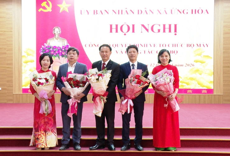 UBND XÃ ỨNG HÒA TỔ CHỨC CÔNG BỐ CÁC QUYẾT ĐỊNH VỀ TỔ CHỨC LẠI ĐƠN VỊ SỰ NGHIỆP CÔNG LẬP VÀ CÔNG TÁC CÁN BỘ- Ảnh 10.