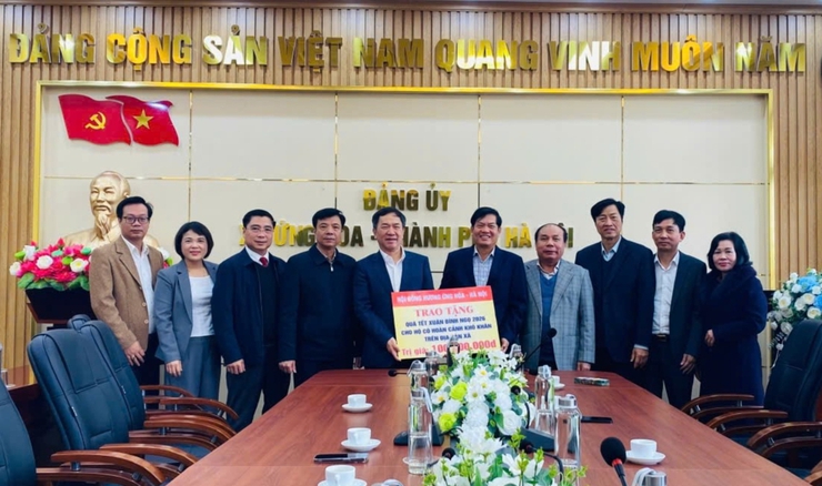 HỘI ĐỒNG HƯƠNG ỨNG HOÀ TRAO TẶNG 100 TRIỆU ĐỒNG DÀNH TẶNG QUÀ TẾT CHO HỘ CÓ HOÀN CẢNH KHÓ KHĂN XÃ ỨNG HOÀ.- Ảnh 1.