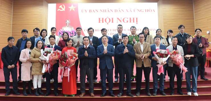 UBND XÃ ỨNG HÒA TỔ CHỨC CÔNG BỐ CÁC QUYẾT ĐỊNH VỀ TỔ CHỨC LẠI ĐƠN VỊ SỰ NGHIỆP CÔNG LẬP VÀ CÔNG TÁC CÁN BỘ- Ảnh 7.