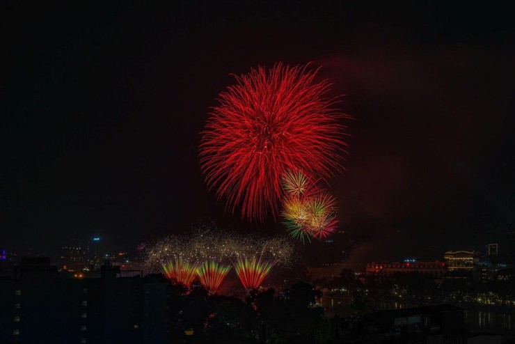 Hà Nội bắn pháo hoa 30 phút mừng thành công Đại hội XIV của Đảng
- Ảnh 1.