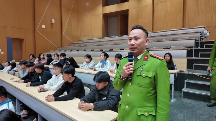 Công an xã An Khánh tuyên truyền phổ biến pháp luật về quản lý vũ khí, vật liệu nổ, công cụ hỗ trợ và pháo- Ảnh 1.