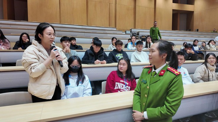 Công an xã An Khánh tuyên truyền phổ biến pháp luật về quản lý vũ khí, vật liệu nổ, công cụ hỗ trợ và pháo- Ảnh 2.