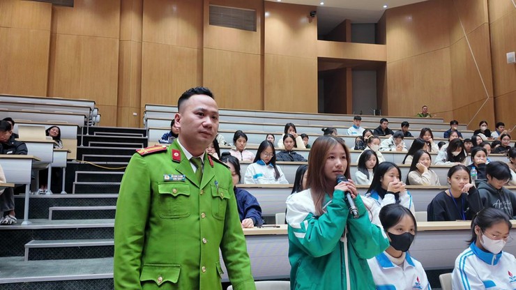 Công an xã An Khánh tuyên truyền phổ biến pháp luật về quản lý vũ khí, vật liệu nổ, công cụ hỗ trợ và pháo- Ảnh 3.