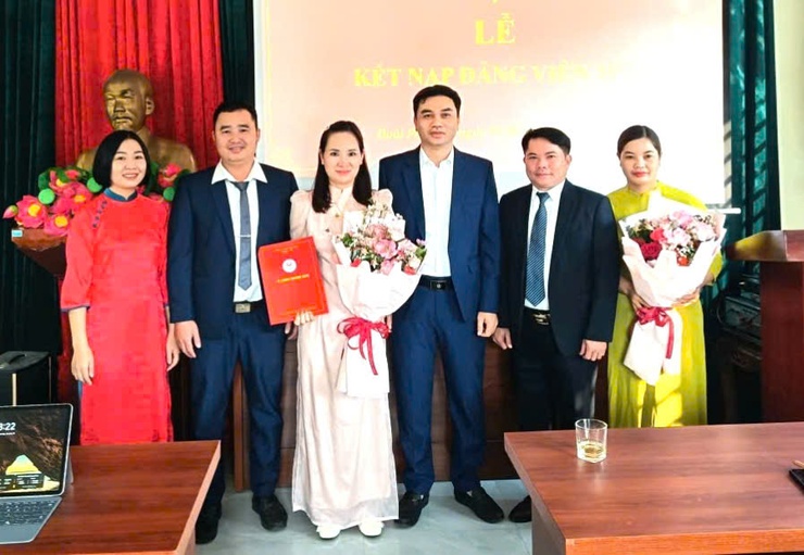 Đảng ủy Trạm y tế kết nạp đảng viên mới- Ảnh 1.