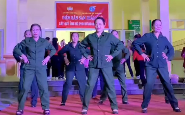 Nông sản thôn Vài kết nối tấm lòng, gây quỹ từ thiện ủng hộ phụ nữ nghèo đón tết- Ảnh 8.