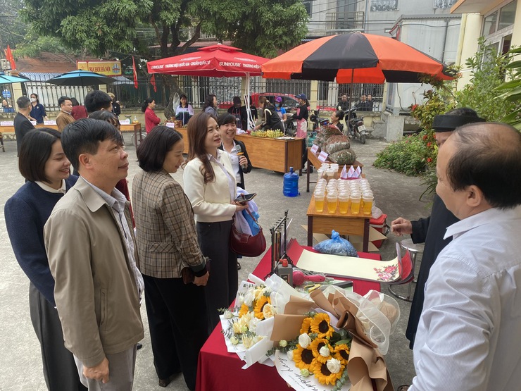 Nông sản thôn Vài kết nối tấm lòng, gây quỹ từ thiện ủng hộ phụ nữ nghèo đón tết- Ảnh 3.