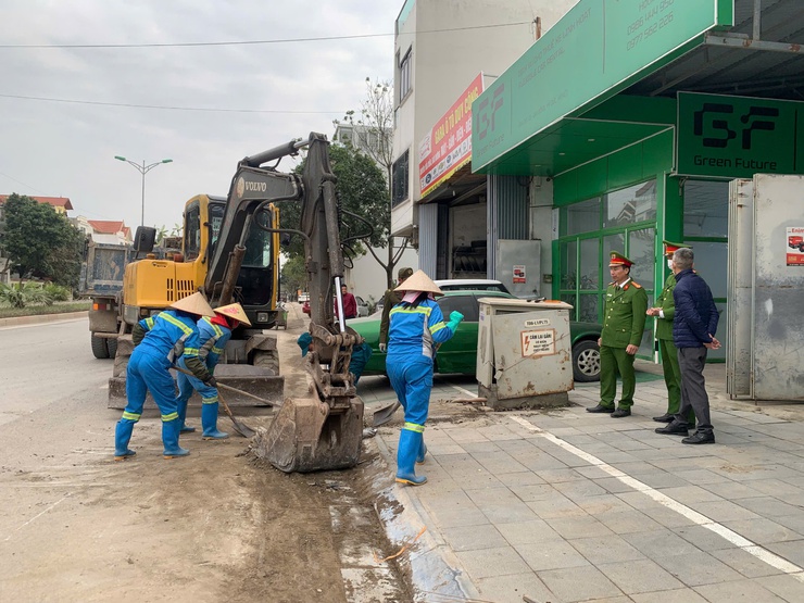MỸ ĐỨC QUYẾT LIỆT RA QUÂN GIẢI TỎA HÀNH LANG AN TOÀN GIAO THÔNG, LẬP LẠI KỶ CƯƠNG VĂN MINH ĐÔ THỊ- Ảnh 2.