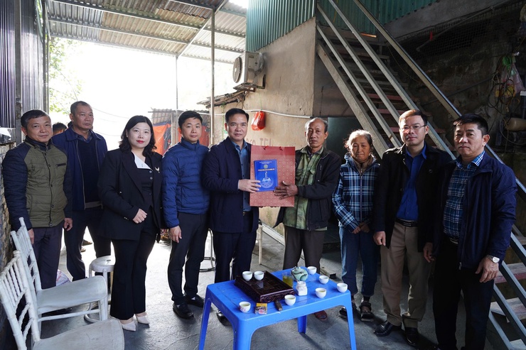 Xã Thường Tín tặng quà gia đình có người tử vong do tai nạn giao thông- Ảnh 2.