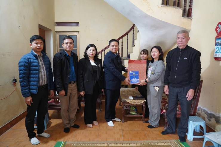 Xã Thường Tín tặng quà gia đình có người tử vong do tai nạn giao thông- Ảnh 1.