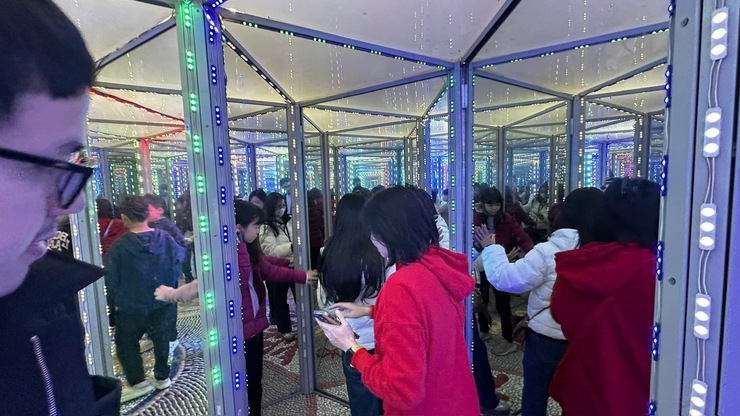 "Nhà gương kỳ ảo" - Trải nghiệm thú vị, hấp dẫn tại công viên Thống Nhất, phường Hai Bà Trưng.- Ảnh 19.