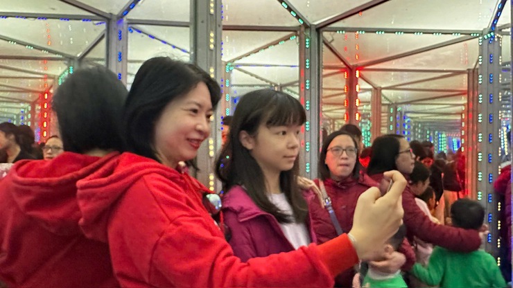 "Nhà gương kỳ ảo" - Trải nghiệm thú vị, hấp dẫn tại công viên Thống Nhất, phường Hai Bà Trưng.- Ảnh 18.