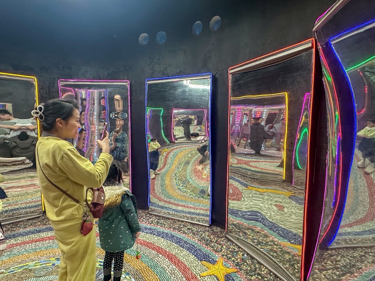 "Nhà gương kỳ ảo" - Trải nghiệm thú vị, hấp dẫn tại công viên Thống Nhất, phường Hai Bà Trưng.- Ảnh 17.