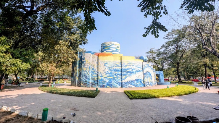 "Nhà gương kỳ ảo" - Trải nghiệm thú vị, hấp dẫn tại công viên Thống Nhất, phường Hai Bà Trưng.- Ảnh 3.