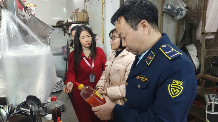 ĐOÀN KIỂM TRA LIÊN NGÀNH SỐ 01 UBND XÃ TRUNG GIÃ KIỂM TRA AN TOÀN THỰC PHẨM TẠI CÁC CƠ SỞ KINH DOANH ĂN UỐNG- Ảnh 1.