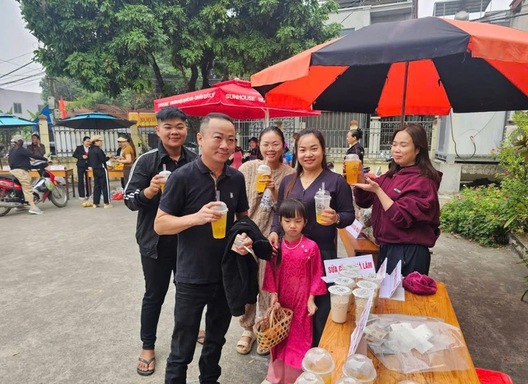 Nông sản thôn Vài kết nối tấm lòng, gây quỹ từ thiện ủng hộ phụ nữ nghèo đón tết- Ảnh 7.