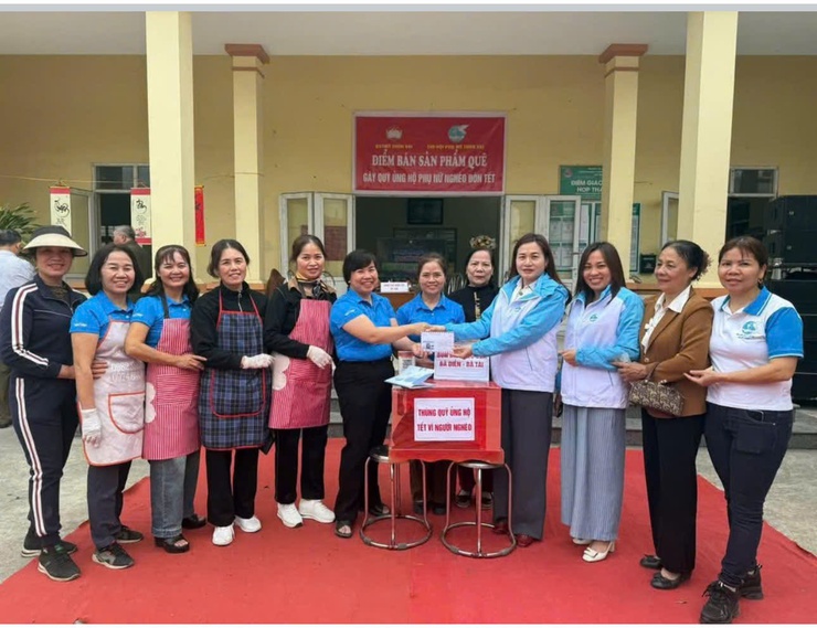 Nông sản thôn Vài kết nối tấm lòng, gây quỹ từ thiện ủng hộ phụ nữ nghèo đón tết- Ảnh 1.