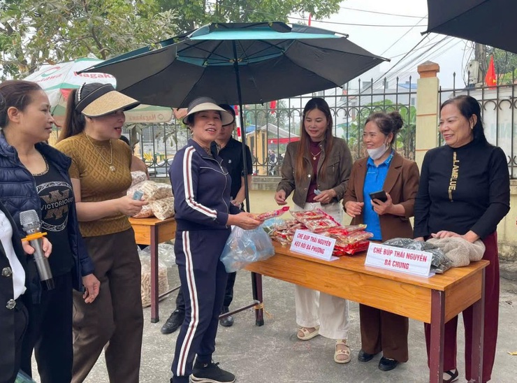 Nông sản thôn Vài kết nối tấm lòng, gây quỹ từ thiện ủng hộ phụ nữ nghèo đón tết- Ảnh 9.