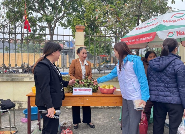 Nông sản thôn Vài kết nối tấm lòng, gây quỹ từ thiện ủng hộ phụ nữ nghèo đón tết- Ảnh 4.