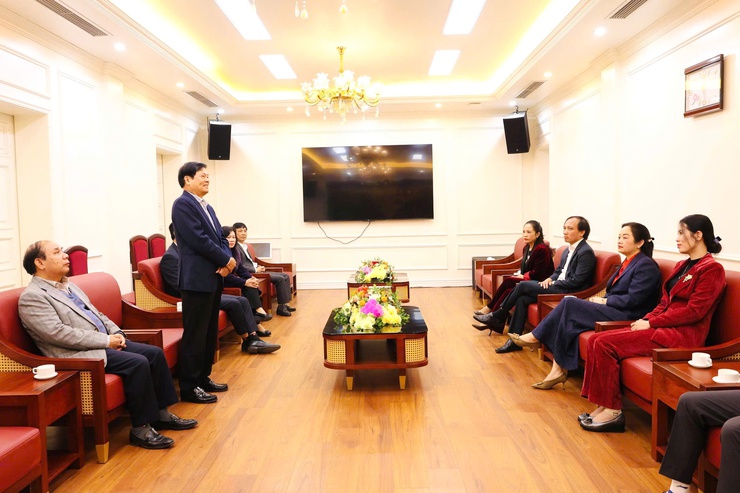 HỘI ĐỒNG HƯƠNG ỨNG HOÀ: TRAO TẶNG 100 TRIỆU ĐỒNG DÀNH TẶNG QUÀ TẾT CHO HỘ CÓ HOÀN CẢNH KHO KHĂN TẠI XÃ VÂN ĐÌNH- Ảnh 2.