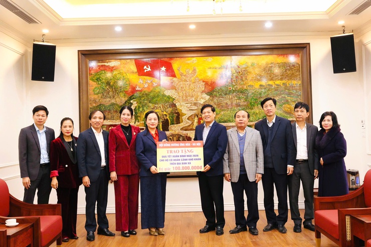 HỘI ĐỒNG HƯƠNG ỨNG HOÀ: TRAO TẶNG 100 TRIỆU ĐỒNG DÀNH TẶNG QUÀ TẾT CHO HỘ CÓ HOÀN CẢNH KHO KHĂN TẠI XÃ VÂN ĐÌNH- Ảnh 3.