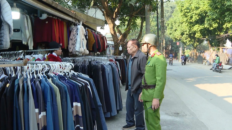 CÔNG AN XÃ THANH TRÌ RA QUÂN XỬ LÝ ĐIỂM NGHẼN VỀ TRẬT TỰ ĐÔ THỊ- Ảnh 1.