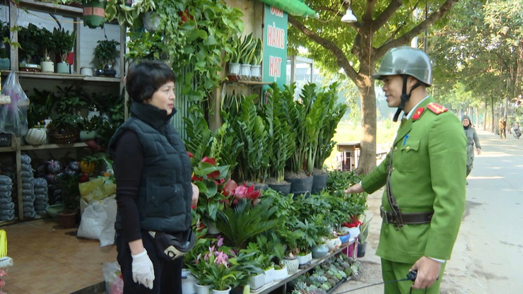 CÔNG AN XÃ THANH TRÌ RA QUÂN XỬ LÝ ĐIỂM NGHẼN VỀ TRẬT TỰ ĐÔ THỊ- Ảnh 2.