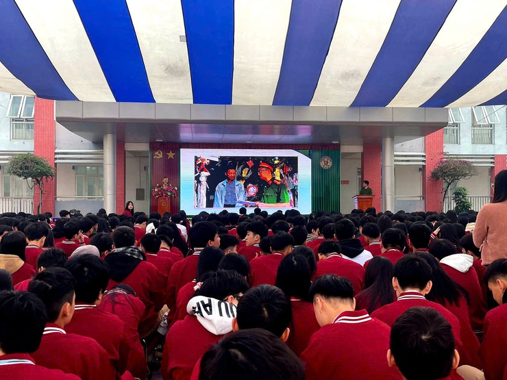 Công an xã Liên Minh: Tuyên truyền về pháo nổ, vũ khí trái phép cho học sinh trường THPT Thọ Xuân - Ảnh 1.