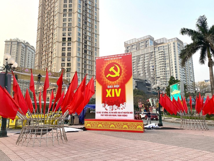 Phường Tây Hồ rực rỡ cờ hoa chào mừng Đại hội Đại biểu toàn quốc lần thứ XIV của Đảng- Ảnh 1.