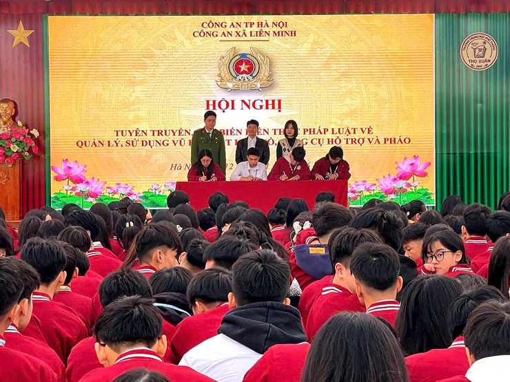 Công an xã Liên Minh: Tuyên truyền về pháo nổ, vũ khí trái phép cho học sinh trường THPT Thọ Xuân - Ảnh 2.