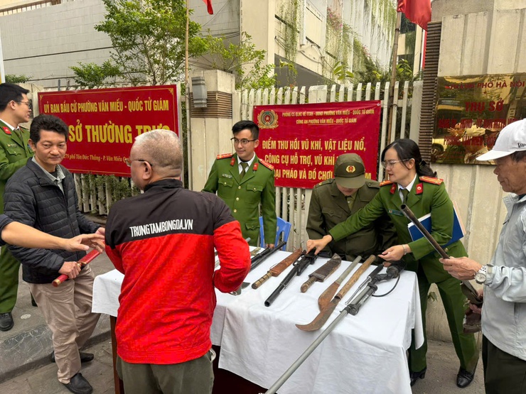 CÔNG AN PHƯỜNG VĂN MIẾU – QUỐC TỬ GIÁM ĐẨY MẠNH TUYÊN TRUYỀN VẬN ĐỘNG THU HỒI VŨ KHÍ, VẬT LIỆU NỔ, CÔNG CỤ HỖ TRỢ TRÊN ĐỊA BÀN PHƯỜNG- Ảnh 5.