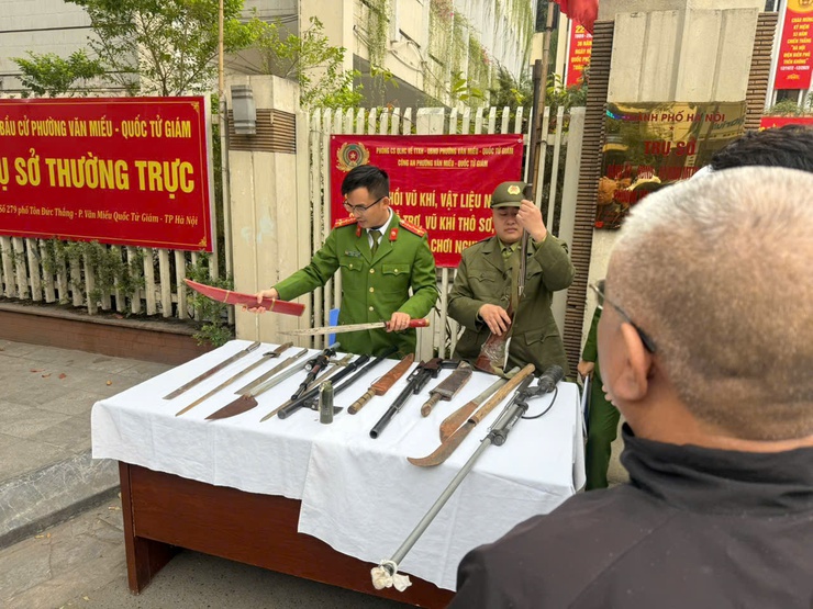 CÔNG AN PHƯỜNG VĂN MIẾU – QUỐC TỬ GIÁM ĐẨY MẠNH TUYÊN TRUYỀN VẬN ĐỘNG THU HỒI VŨ KHÍ, VẬT LIỆU NỔ, CÔNG CỤ HỖ TRỢ TRÊN ĐỊA BÀN PHƯỜNG- Ảnh 4.