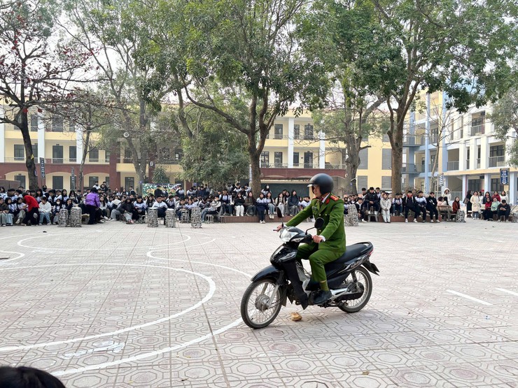 Chương trình hướng dẫn kỹ năng lái xe gắn máy an toàn cho học sinh- Ảnh 4.