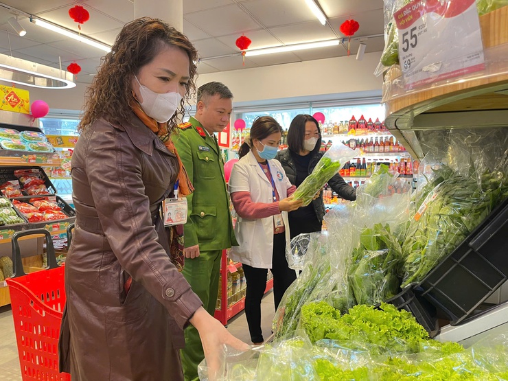 Phường Yên Sở  siết chặt quản lý ATTP trước thềm Tết Bính Ngọ- Ảnh 3.