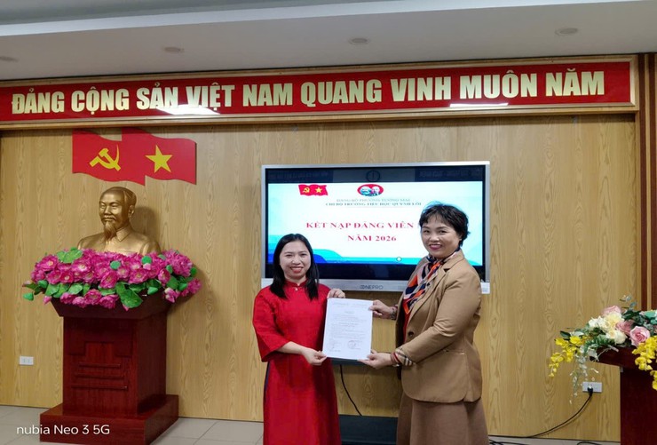 BÀI TRUYỀN THÔNG THÁNG 01/2026 CHI BỘ TRƯỜNG TIỂU HỌC QUỲNH LÔI LÀM TỐT CÔNG TÁC PHÁT TRIỂN ĐẢNG VIÊN MỚI
- Ảnh 1.
