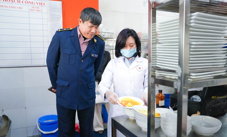 ĐOÀN KIỂM TRA LIÊN NGÀNH SỐ 01 THÀNH PHỐ HÀ NỘI KIỂM TRA CÔNG TÁC AN TOÀN THỰC PHẨM TẠI XÃ QUỐC OAI DỊP TẾT NGUYÊN ĐÁN BÍNH NGỌ VÀ LỄ HỘI XUÂN NĂM 2026- Ảnh 3.