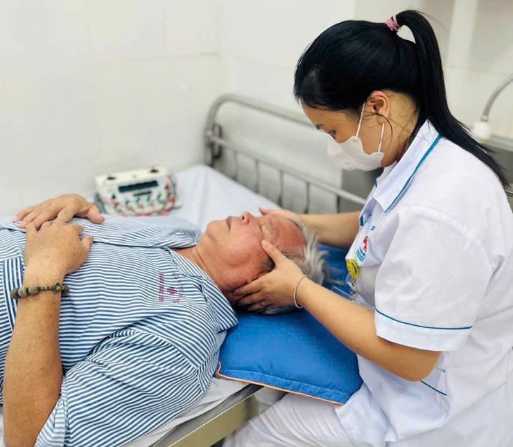 Bệnh viện đa khoa Sóc Sơn khuyến cáo không chủ quan với liệt mặt ngoại biên trong mùa lạnh- Ảnh 1.