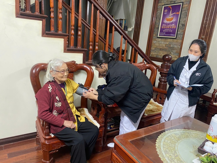 Tổ chức khám sức khỏe tại gia đình cho người cao tuổi tròn 90, 95 và từ 100 tuổi trở lên- Ảnh 2.