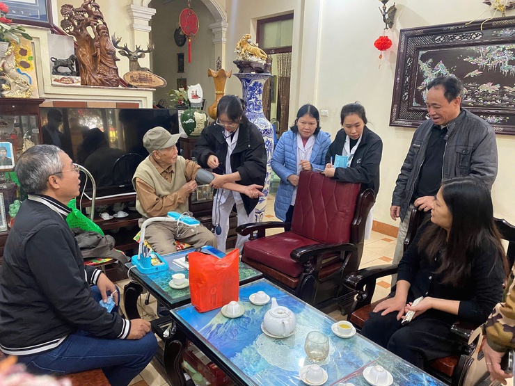 Tổ chức khám sức khỏe tại gia đình cho người cao tuổi tròn 90, 95 và từ 100 tuổi trở lên- Ảnh 1.