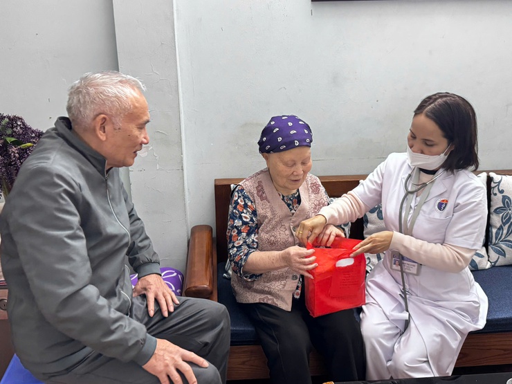 Tổ chức khám sức khỏe tại gia đình cho người cao tuổi tròn 90, 95 và từ 100 tuổi trở lên- Ảnh 4.