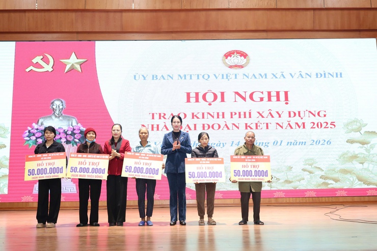 Vân Đình trao tặng xe máy, nhà Đại đoàn kết và triển khai nhiệm vụ trọng tâm công tác Mặt trận năm 2026- Ảnh 2.