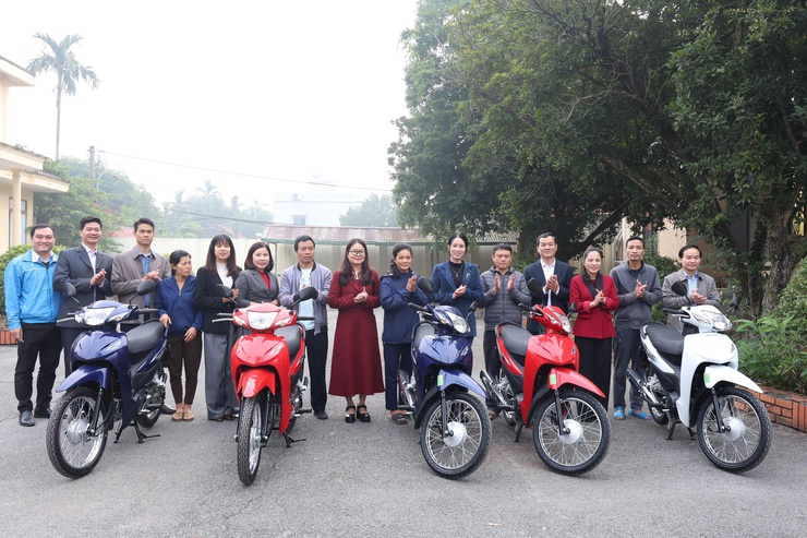 Vân Đình trao tặng xe máy, nhà Đại đoàn kết và triển khai nhiệm vụ trọng tâm công tác Mặt trận năm 2026- Ảnh 1.