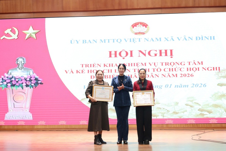 Vân Đình trao tặng xe máy, nhà Đại đoàn kết và triển khai nhiệm vụ trọng tâm công tác Mặt trận năm 2026- Ảnh 4.