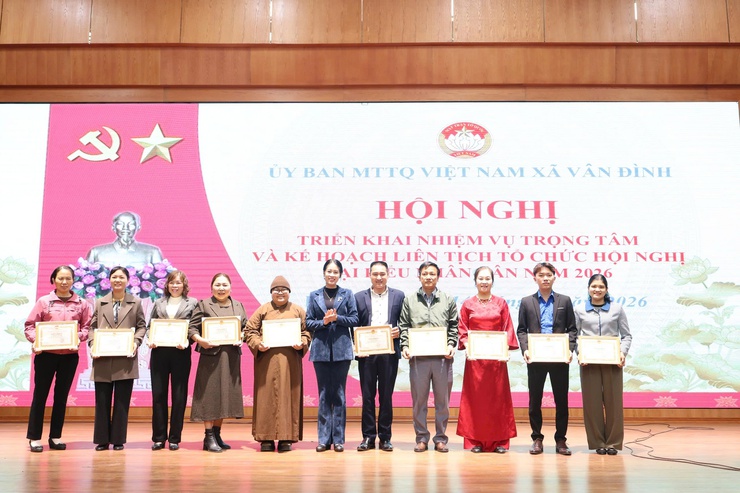 Vân Đình trao tặng xe máy, nhà Đại đoàn kết và triển khai nhiệm vụ trọng tâm công tác Mặt trận năm 2026- Ảnh 6.