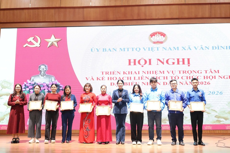 Vân Đình trao tặng xe máy, nhà Đại đoàn kết và triển khai nhiệm vụ trọng tâm công tác Mặt trận năm 2026- Ảnh 5.