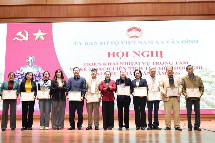 Vân Đình trao tặng xe máy, nhà Đại đoàn kết và triển khai nhiệm vụ trọng tâm công tác Mặt trận năm 2026- Ảnh 7.