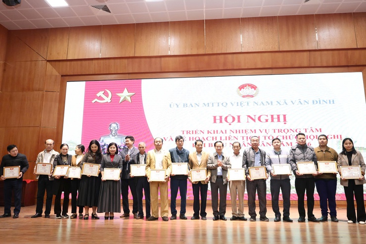 Vân Đình trao tặng xe máy, nhà Đại đoàn kết và triển khai nhiệm vụ trọng tâm công tác Mặt trận năm 2026- Ảnh 8.