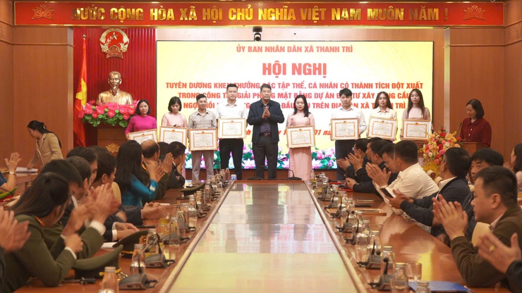 Xã Thanh Trì khen thưởng 2 tập thể, 66 cá nhân có thành tích xuất sắc trong công tác giải phóng mặt bằng dự án cầu Ngọc Hồi- Ảnh 4.