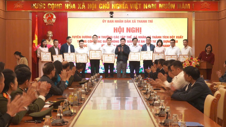 Xã Thanh Trì khen thưởng 2 tập thể, 66 cá nhân có thành tích xuất sắc trong công tác giải phóng mặt bằng dự án cầu Ngọc Hồi- Ảnh 5.