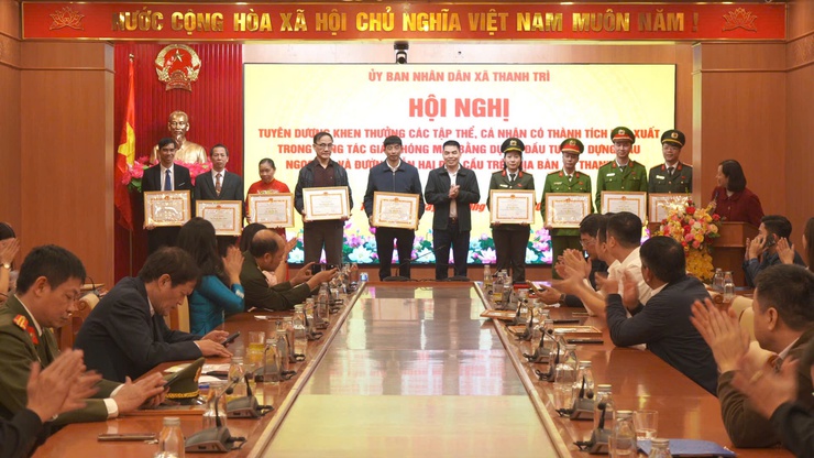 Xã Thanh Trì khen thưởng 2 tập thể, 66 cá nhân có thành tích xuất sắc trong công tác giải phóng mặt bằng dự án cầu Ngọc Hồi- Ảnh 6.